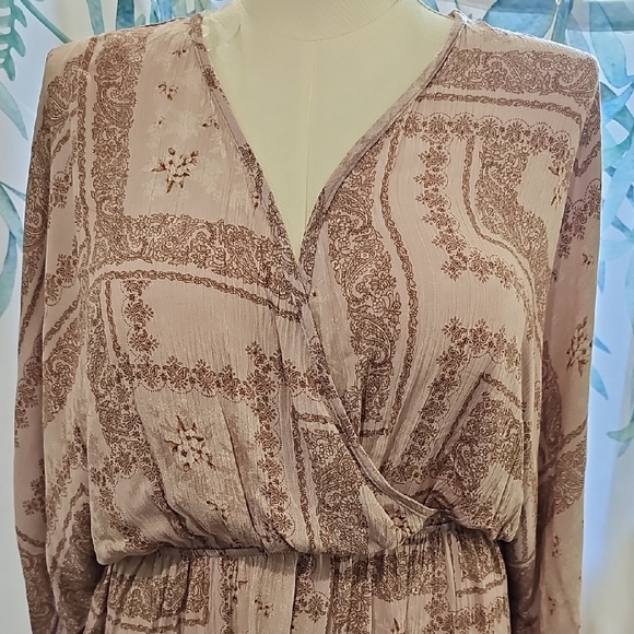 HoneyMe Curvy Elegant Paisley Blouse in Pink and Brown - Picture 3 of 8